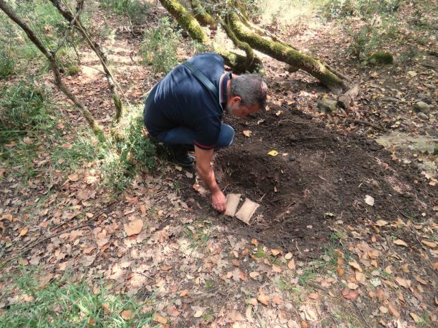 Foto 2. Bosco Ficuzza. Deposizione dei sacchetti di idrogel sul fondo della buca