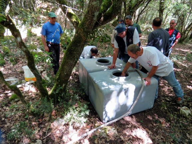 Foto 8. Bosco Ficuzza. Installazione dei contenitori d'acqua per le irrigazioni successive