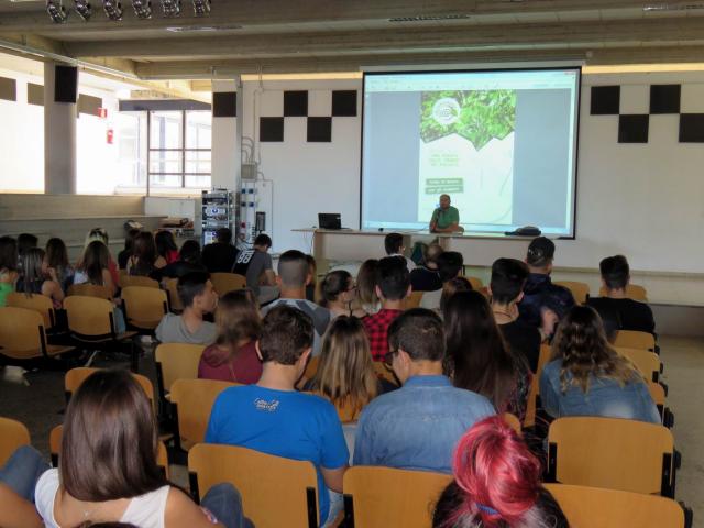 Il dr. Livreri durante l'esposizione del progetto